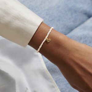 Mini Charms Natural Matte Pearl Heart Bracelet In Gold Plating